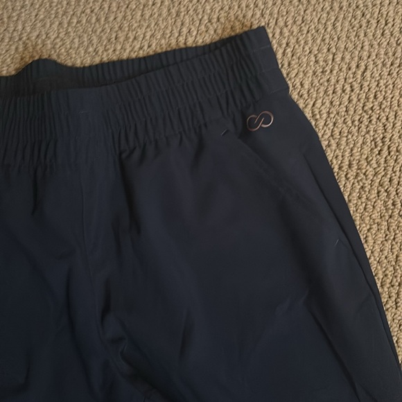 Calla pants with cinched bottoms - Picture 2 of 5